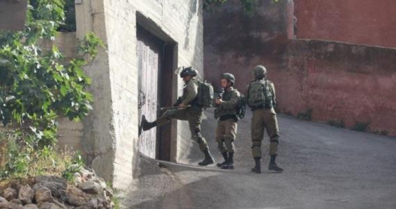 قوات العدو الإسرائيلي تقتحم منازل مواطنين فلسطينيين في الخليل