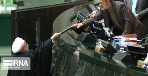 روحاني قدّم ميزانية العام الجديد لمجلس الشورى: مصمَّمة لمقاومة العقوبات الأميركية 