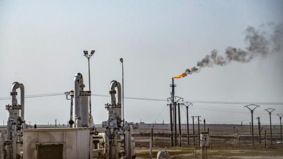 القوات الأمريكية المحتلة تخرج دفعة جديدة من النفط المسروق من سوريا إلى العراق 