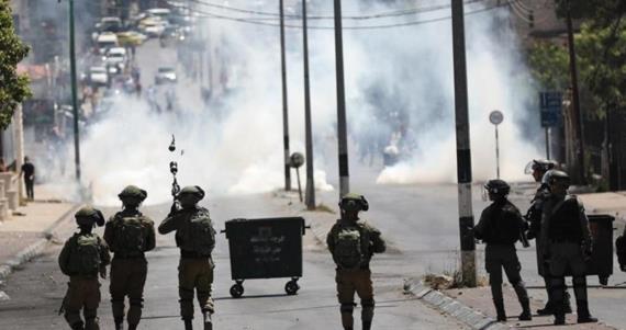 مواجهات بين مواطنين فلسطينيين وقوات العدو الإسرائيلي وسط الخليل