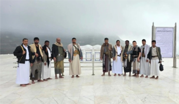 قيادة التعبئة وعدد من مدراء المكاتب التنفيذية بذمار يزورون ضريح شهيد القرآن بصعدة