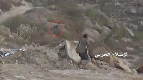 الاعلام الحربي يوزع مشاهد نوعية لاقتحام أبطال الجيش واللجان الشعبية لموقع الفريضة العسكري السعودي بجيزان