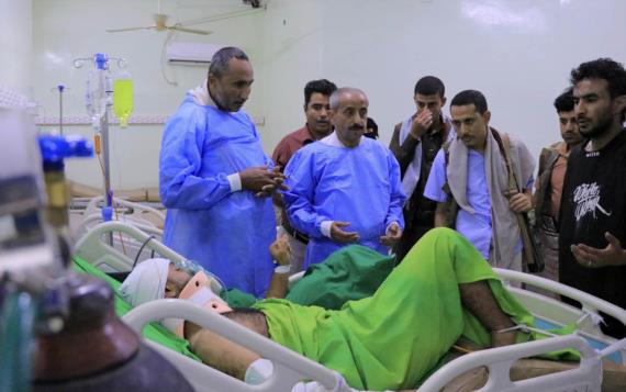 محافظ الحديدة يتفقد جرحى العدوان الأمريكي الصهيوني على مصنع إسمنت باجل