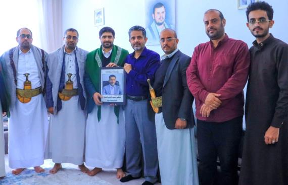 رئيس هيئة رعاية أسر الشهداء يزور أسرتي الشهيدين أحمد الرهوي وهاشم شرف الدين
