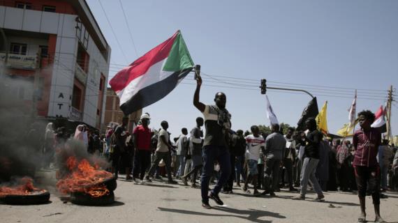 السودان.. الآلاف يتظاهرون في الخرطوم ضد وساطة الأمم المتحدة لحل أزمة البلاد