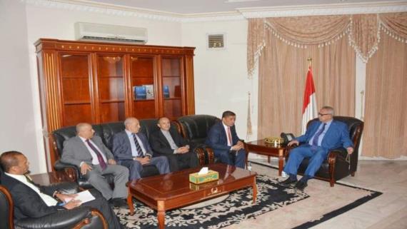 معتبرا الإجراء ضمن الحرب الاقتصادية.. رئيس الوزراء يدين قرار أدوات العدوان برفع الريال الجمركي 100%