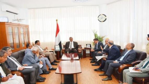 رئيس الوزراء يشيد بالدور الخيري والإنساني لبنكي الطعام والدواء