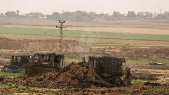 جرافات العدو تتوغل في أراضي الفلسطينيين الزراعية بغزة 