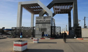 المركز الفلسطيني للدفاع عن الأسرى يحذّر: معبر رفح تحوّل إلى ساحة استجواب وابتزاز للمسافرين