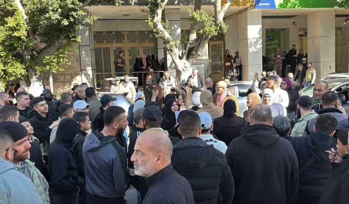 الضفة الغربية تشهد وقفات لأهالي الشهداء والأسرى رفضاً لقطع مخصصاتهم من قبل السلطة الفلسطينية