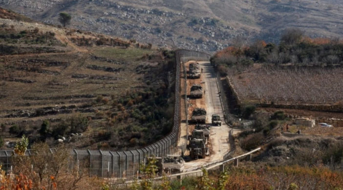 العدو الصهيوني يستقدم غرفاً مسبقة الصنع إلى قاعدة بريف القنيطرة جنوبي سوريا