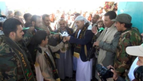 محافظ عمران يفتتح المعرض المركزي ويزور عدد من اسر الشهداء