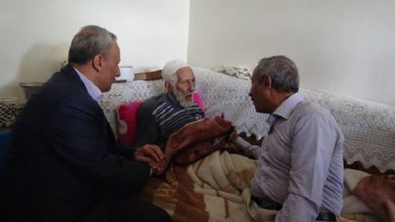 مدير مكتب رئاسة الجمهورية ومؤسسة الشهداء يزورون العلامة السيد حمود عباس المؤيد