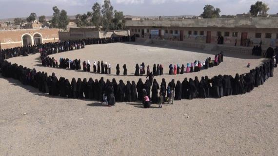 وقفة مسلحة وقافلة غذائية من حرائر قرية ذي سحر بذمار دعمًا للجيش واللجان