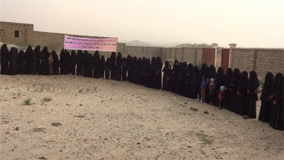 وقفة للجانب النسائي بمديرية مستبأ بحجة تنديدا بجرائم العدوان