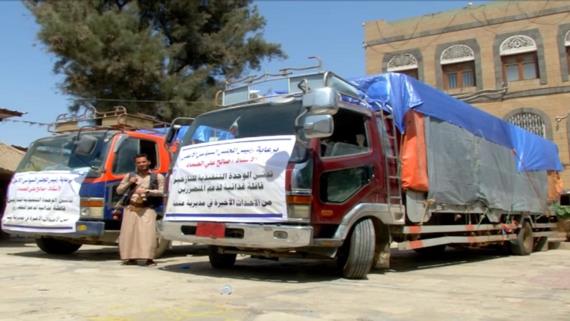الوحدة التنفيذية لإدارة مخيمات النازحين بصنعاء تدشن دعم المتضررين في عتمة