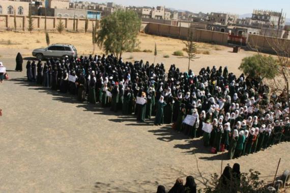 ذمار : وقفة احتجاجية لطالبات مدرسه عائشة للبنات تنديدا بالعدوان.