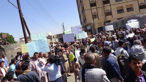 وقفة احتجاجية لأبناء تعز أمام الأمم المتحدة بصنعاء
