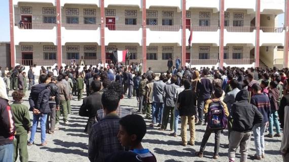 ذمار : وقفة احتجاجية لطلاب ومعلمي مدرسة الثورة تنديدًا بالعدوان والحصار
