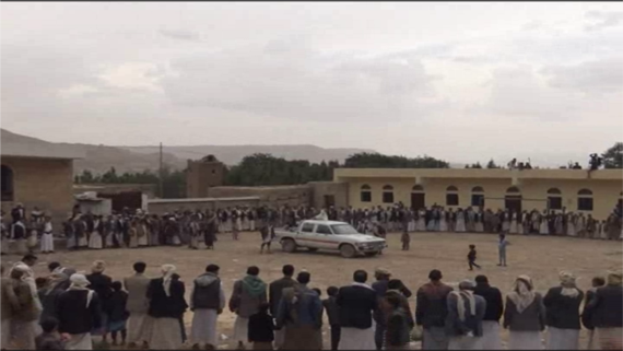 وقفة قبلية مسلحة لأبناء منطقة المأخذ بعمران رفضا للإرهاب الأمريكي