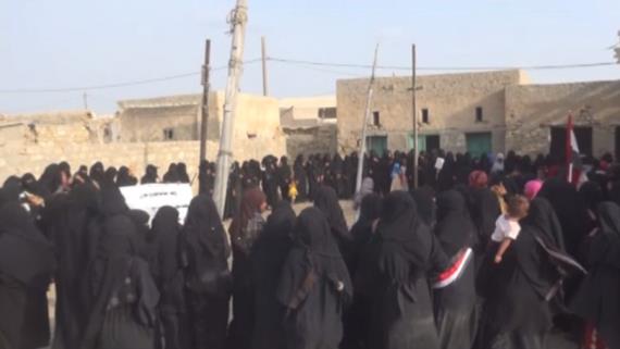 وقفة احتجاجية نسائية بجزيرة كمران تنديدا بجرائم العدوان
