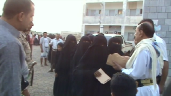 توزيع مبالغ مالية للمواطنين المحتاجين بالمراوعة شرق الحديدة