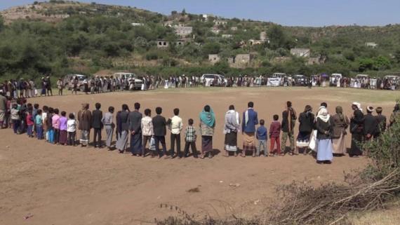 أبناء عزلة جبل معود بإب يدينون في وقفة قبلية استمرار العدوان والحصار (صور)