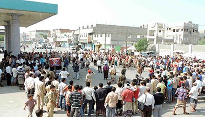 وقفة إحتجاجية لأبناء مديرية الحوك بالحديدة للتنديد بإستمرار العدوان وإغلاق المنافذ (صور)