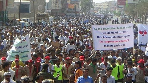 مسيرة جماهيرية حاشدة لأبناء محافظة الحديدة للتنديد بإغلاق المنافذ اليمنية