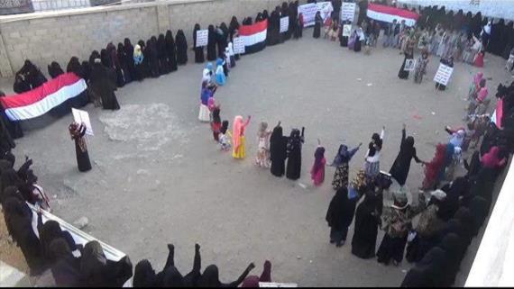 وقفةً احتجاجية لحرائر قرية بني أسد بمديرية المحابشة في حجة