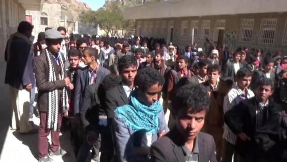 وقفة طلابية في حجة تنديداً باستهداف العدوان للمدارس والمنشآت التعليمية