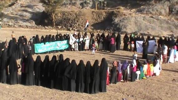 وقفة احتجاجية لحرائر قرية منكث بيريم إب