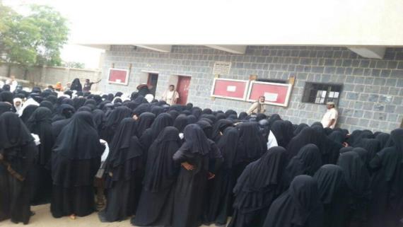 الحديدة : وقفة احتجاجية لحرائر منطقة الداودية بمرور ألف يوم من العدوان