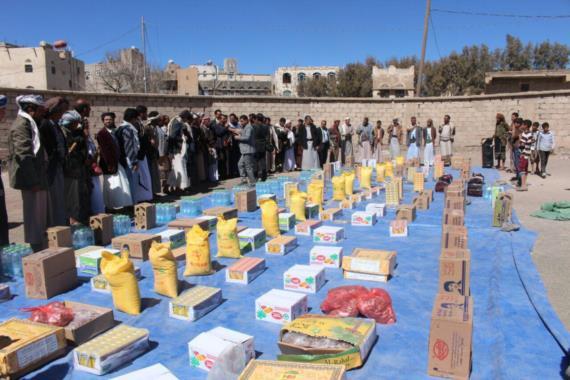 ذمار : أسرة الشهيد عبدالقوي الجبري تقدم قافلة غذائية لأبطال الجيش واللجان الشعبية