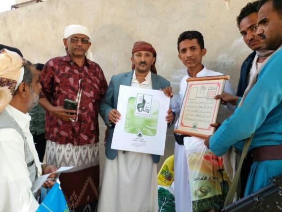 بتوجيهات من السيد القائد.. تقديم هدايا ومساعدات لأسر الشهداء بمديرية باجل في الحديدة