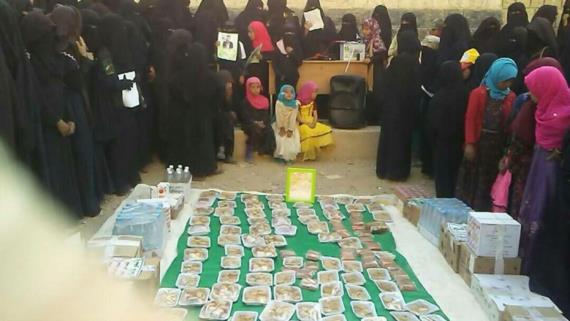 حرائر مديرية السودة بعمران يقدمن قافلة غذائية للجيش واللجان