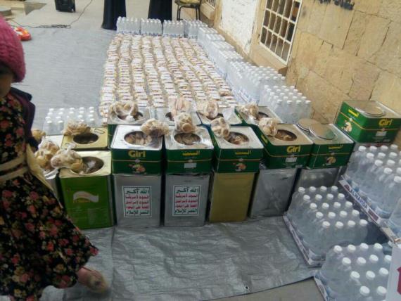 أمهات الشهداء في الطويلة بالمحويت يقدمن قافلة غذائية دعما لأبطال الجيش واللجان الشعبية