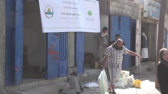 بنيان والغوث توزعان سلال غذائية على أسر الجالية الفلسطينية بصنعاء