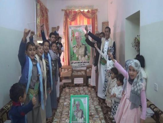 قافلة غذائية للجيش واللجان الشعبية من أسرة الشهيد مرتضی الكول بسنحان