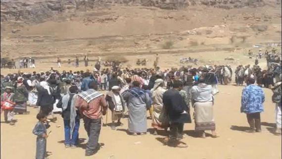 وقفة احتجاجية لأبناء عزلة الثمن في البيضاء استنكاراً لقرارات الأمم المتحدة