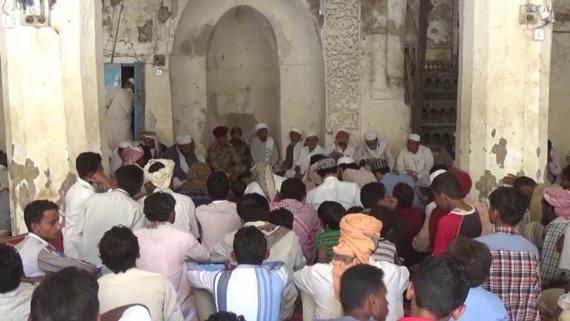 المتحدث باسم الجيش اليمني يلتقي علماء مديرية زبيد