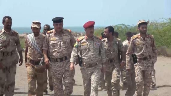 وزير الدفاع يتفقد جبهة الساحل الغربي ويشيد بالبطولات التي يسطرها الجيش واللجان الشعبية (صور)