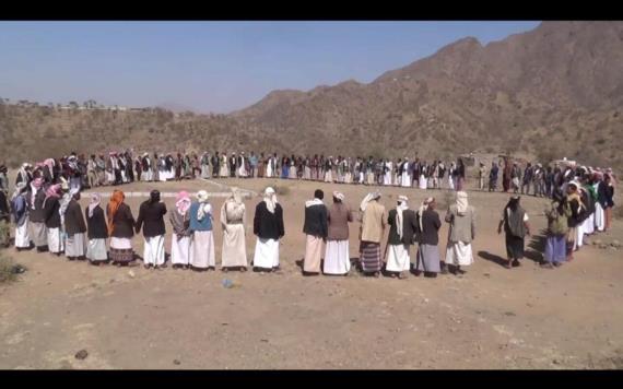 أبناء عزلة جبل بحري في العدين بإب ينفذون وقفة ضمن حملة التعبئة العامة
