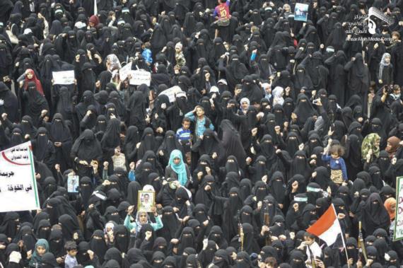 تظاهرة نسائية حاشدة في باب اليمن تنديدا بجريمة الخوخة (صور)