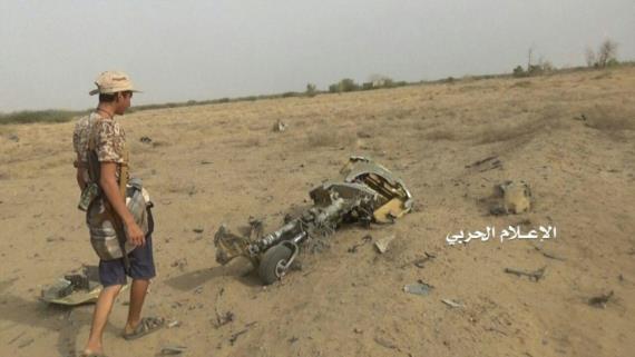 الإعلام الحربي يبث مشاهد لحطام الطائرة بدون طيار التي تم إسقاطها قبالة جيزان