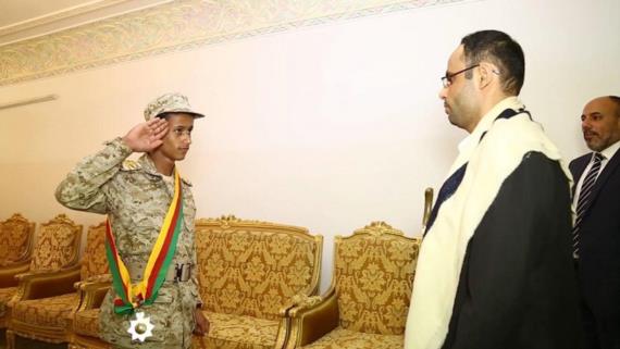 الرئيس المشاط يمنح وسام الشجاعة للبطل عيسى علي عبد الله العكدة (صور)