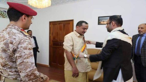 الرئيس المشاط يمنح وسام الشجاعة للشهيد البطل وائل علي جابر الرازحي