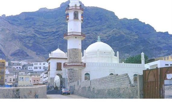 أبناء عدن يؤكدون تمسكهم بالوحدة والثوابت الوطنية ورفض العدوان على اليمن
