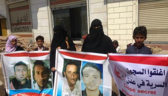 وقفة احتجاجية لعشرات من أسر المختطفين في سجون الاحتلال بعدن