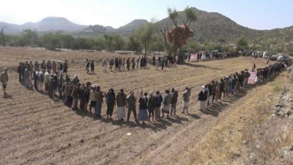 أبناء عزلة العذارب ببعدان إب يسيرون قافلة غذائية ومالية دعما للمجاهدين